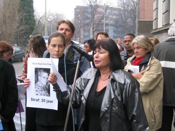 Ook In Nederland werd actie gevoerd voor de vrijlating van Oscar Chepe en zijn 74 opgesloten collega. Hier een beeld van de demonstratie voor de Cubaanse ambassade in Den Haah in maart 1994
